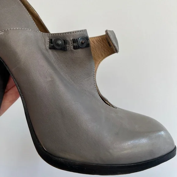 Chloe Leather Booties - Picture 5 of 9